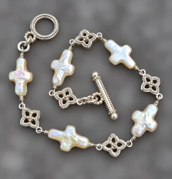 Bracelet of decorative links and cross pearls
